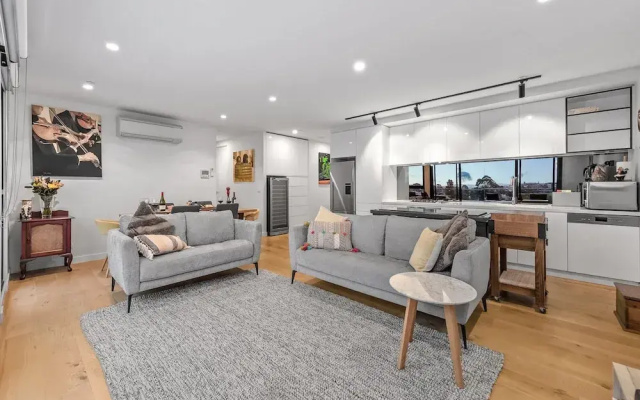 StayCentral - East Brunswick Penthouse with Study