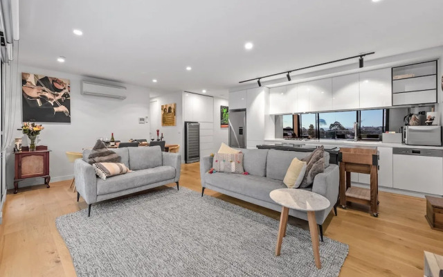 StayCentral - East Brunswick Penthouse with Study