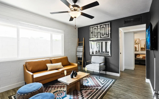 Colt-in Old Town-walk To Entertainment District