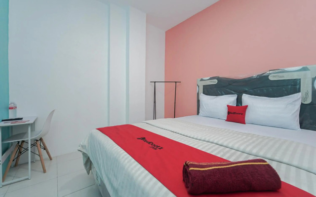 OYO 779 Mn One Residence Syariah Near ITC Cempaka Mas Near Kalbe Farma