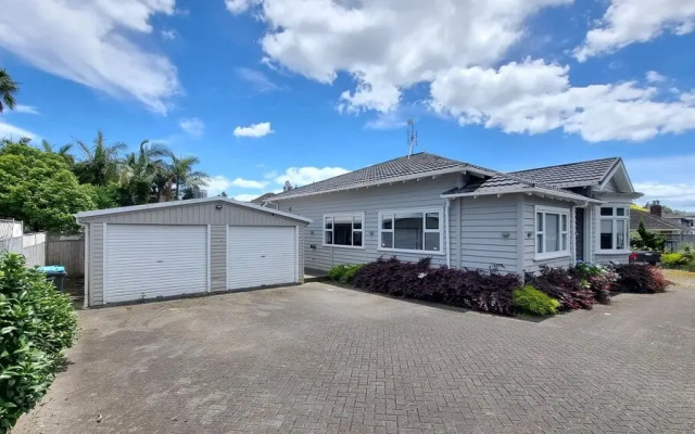 Cheerful 5 - Bedroom Home - Free Parking