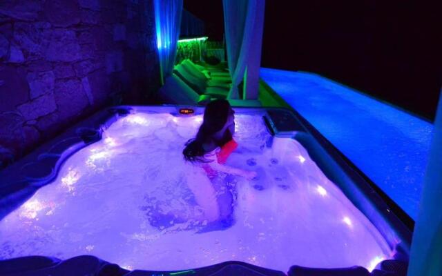 Heated Private Salt Pool, Spa, 4BD & 4BR