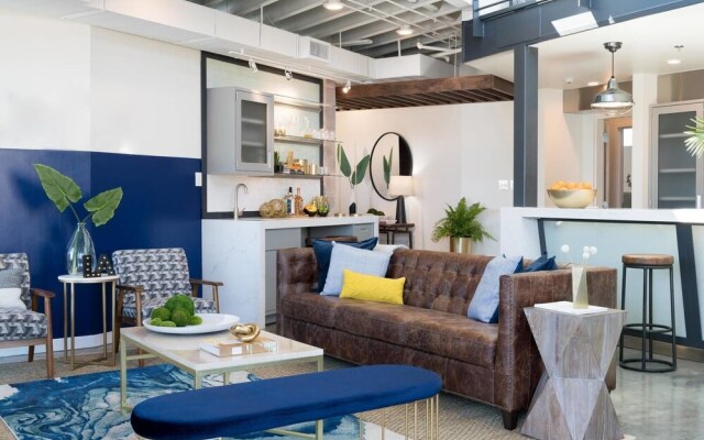 Penthouse 2br/2ba in Warehouse Dist. by Domio