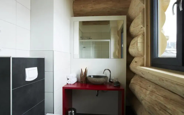 Cosy, Modern Canadian Wooden Chalet