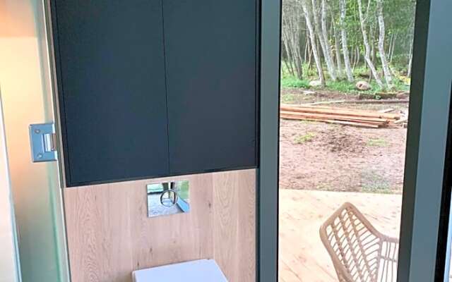 Riverbed inn ÖÖD mirror house and Iglucraft sauna by river