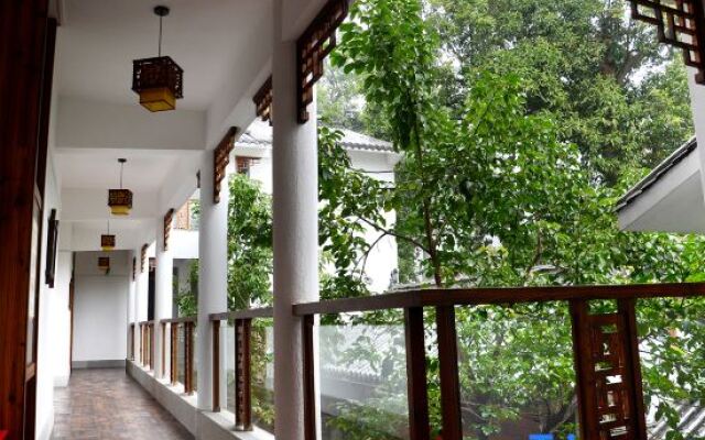 Zhenyangxia Scenic Area Theme Inn