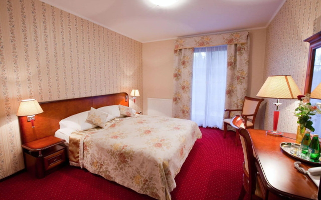 Hotel Dworek Tryumf Dąbrowscy Spółka Jawna