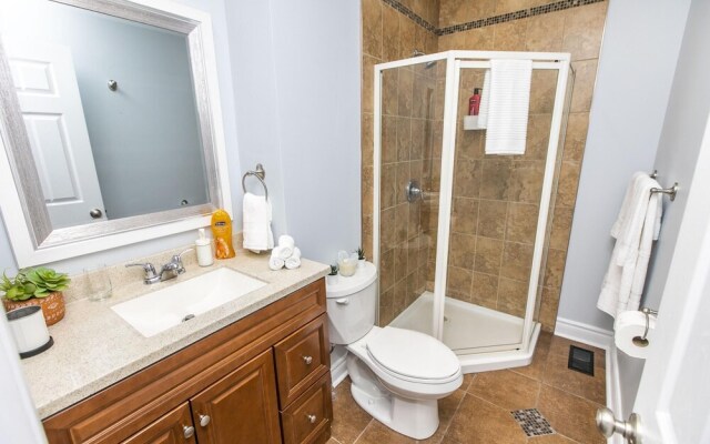 Newly Renovated - 2BR - Steps to Little Italy