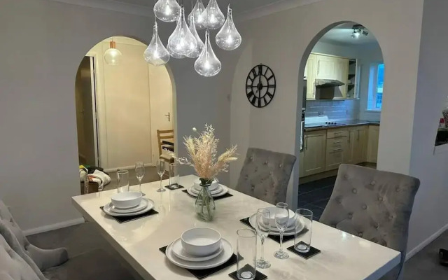 Beautiful 3-bed Apartment in Swansea