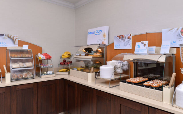 Holiday Inn Express & Suites St. Louis West-O'Fallon