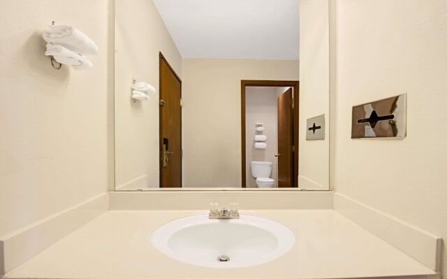 Super 8 Riverside/Kansas City