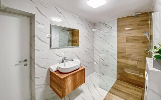 Amazing Home in Pucisca with Hot Tub, WiFi & 3 Bedrooms