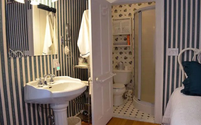 1862 Seasons on Main B&B