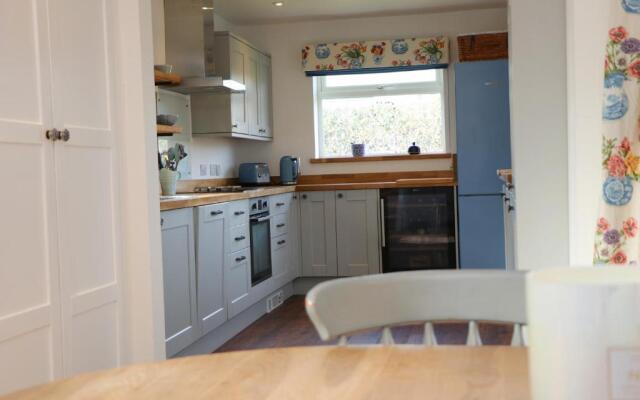 Spacious & Modern Beach House, 100m To Beach