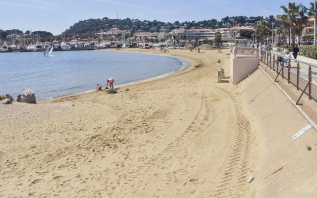 Apartment With 2 Bedrooms in Cavalaire-sur-mer, With Enclosed Garden -