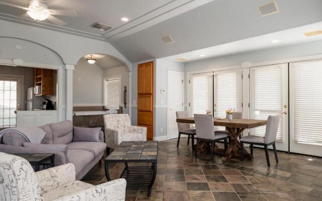 Hounds Tooth Inn