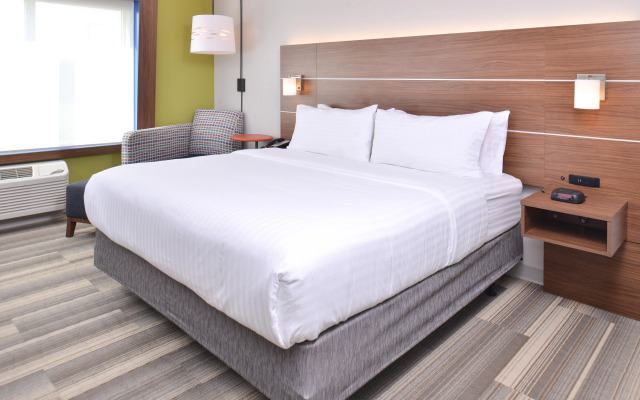 Holiday Inn Express & Suites Omaha Airport