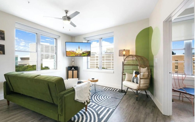 NOLA Charm Luxury 4-Bed Retreat Steps from French Quarter