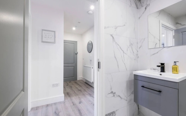 Luxury 1 & 2 bed Apartment free parking