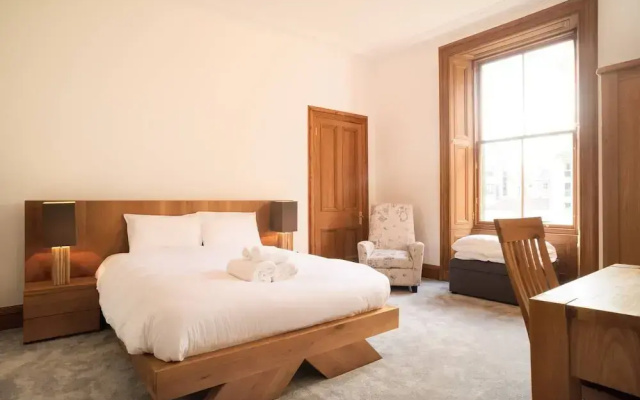 JOIVY 5 Bedroom Apt Near Meadows & George Square