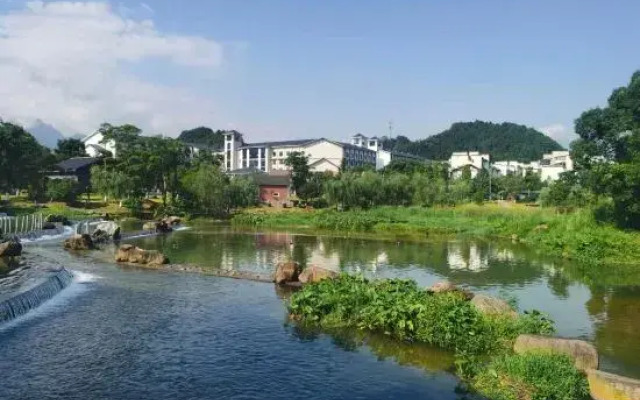 Mingyueshan Tangchi Hot Spring Hotel