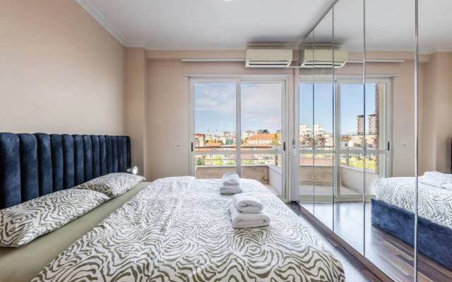 Spacious City-view Apartment Overlooking Shkod r