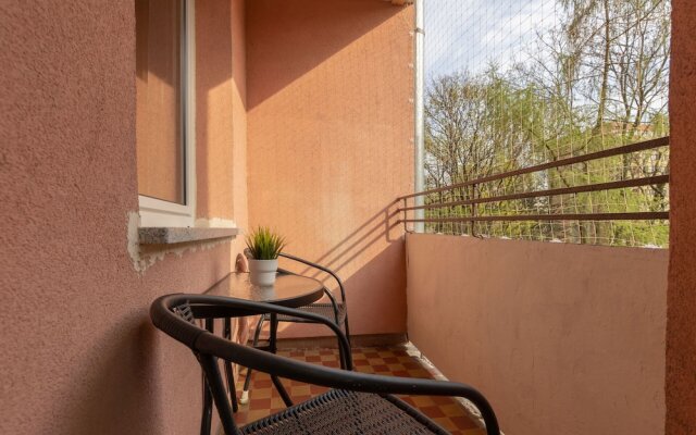 Dickensa Warsaw Apartment by Renters