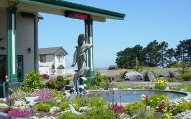 Emerald Dolphin Inn & Mini Golf