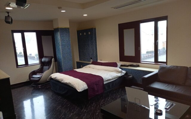 HOTEL C-PLUS - Adults Only
