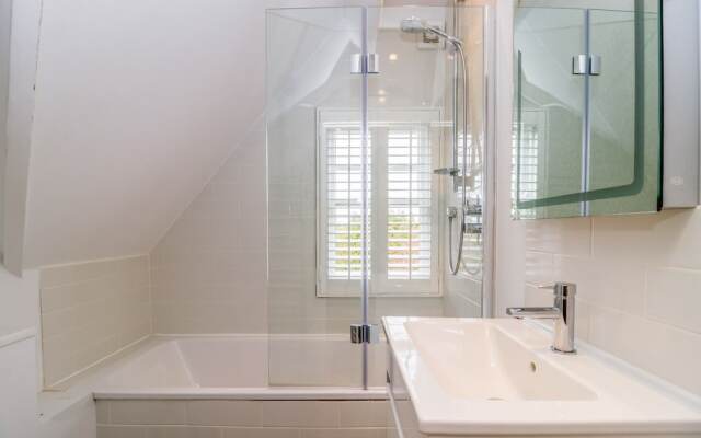 4 Bedroom Canalside Family Home in Oxford