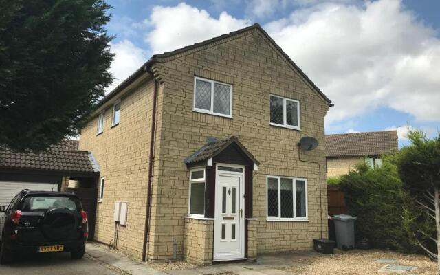 The Conifers - lovely family home in Witney