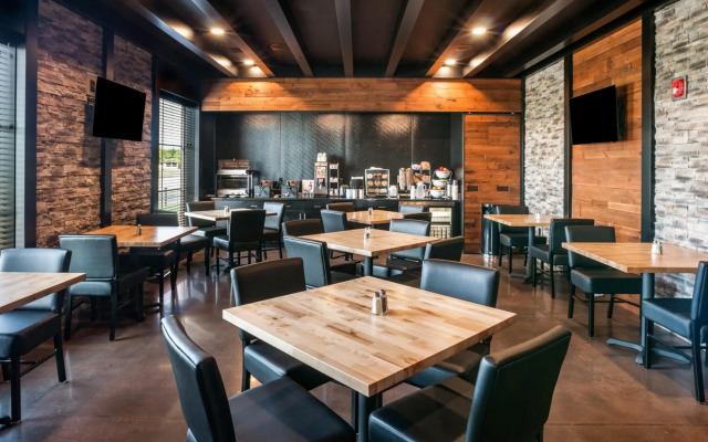 Cobblestone Hotel & Suites - Appleton International Airport