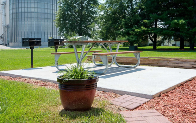 Super 8 by Wyndham Pella