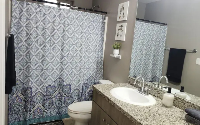 2 Bedrooms Apt Near Univeristy