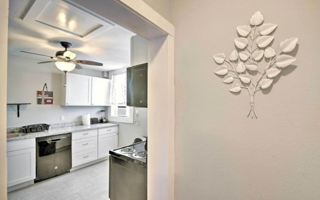 Convenient Apt w/ Golf Carts & Grill Access!