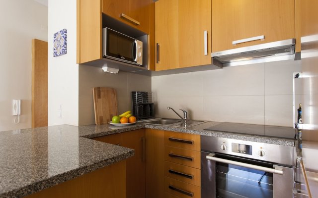 ALTIDO Bright 2BR Apt w/River Views &balcony in Alfama, moments from Santa Apolonia train station