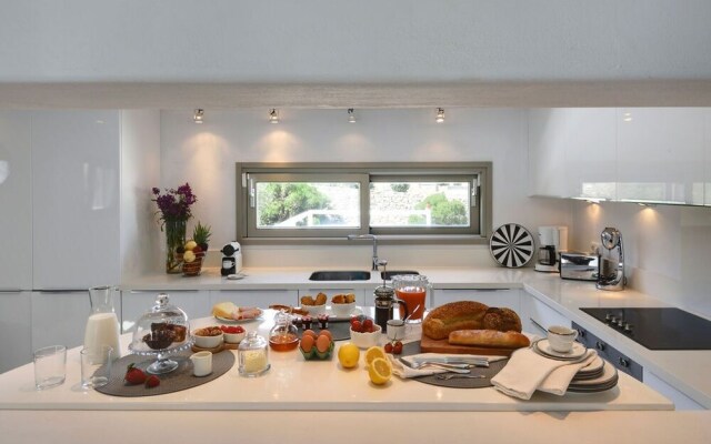 Villa Dafni 4BD with Pool in Kalafatis