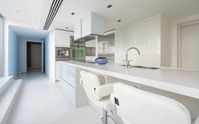 Stunning 4-bed Duplex Penthouse in London