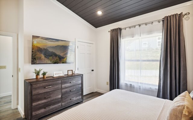 Sunset Chalet 2 Bedroom Cabin by RedAwning