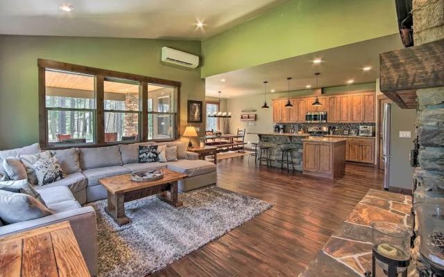 Modern-rustic Ronald Getaway: Hot Tub, Grill!