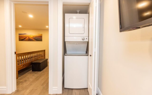 Prime Location - Luxury 1BR With King Bed - Steps From Byward Market