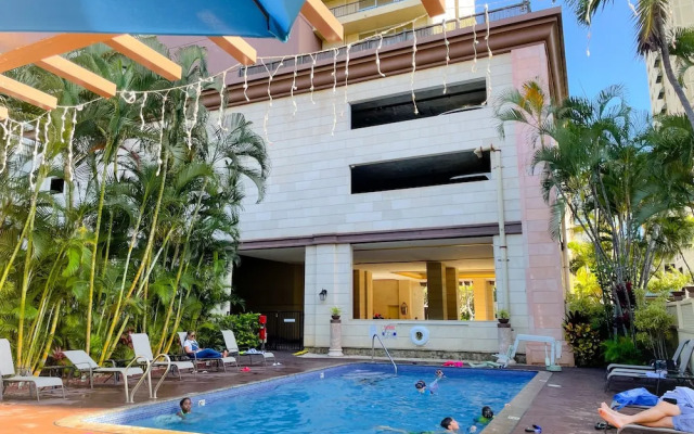 Charming Royal Garden Condo by RedAwning