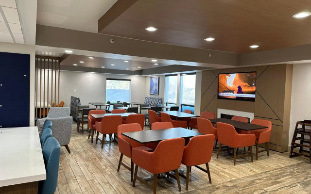Holiday Inn Express & Suites Eden Prairie – Minneapolis by IHG
