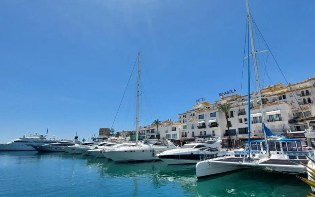 Refurbished 2-Bed Apartment in El Paraiso Alto