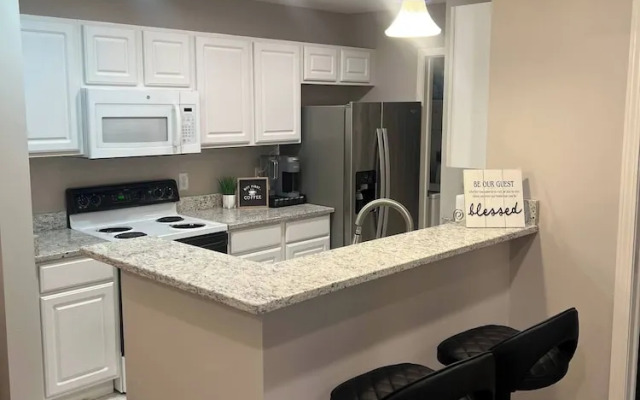 Fantastic Get Away Condo In Strongsville!