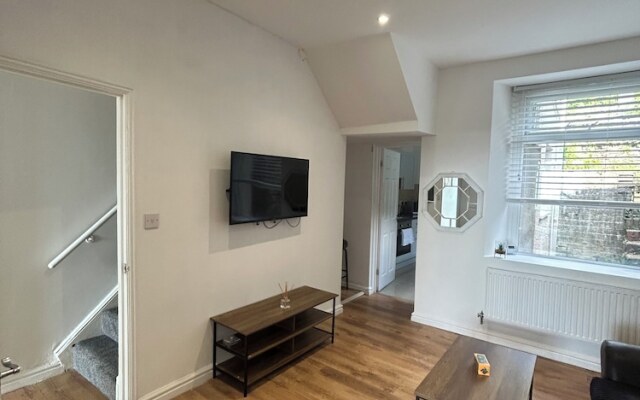 Spacious 4 Bedroom House - Central & Pet Friendly