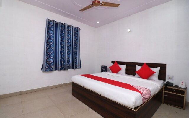 OYO 30701 Four Seasons