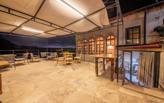 Kapalos Cave Hotel