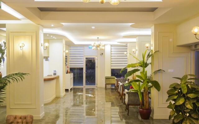 Aurasia SeaSide Hotel