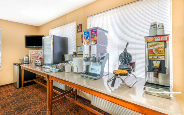 Super 8 by Wyndham Salina I-70